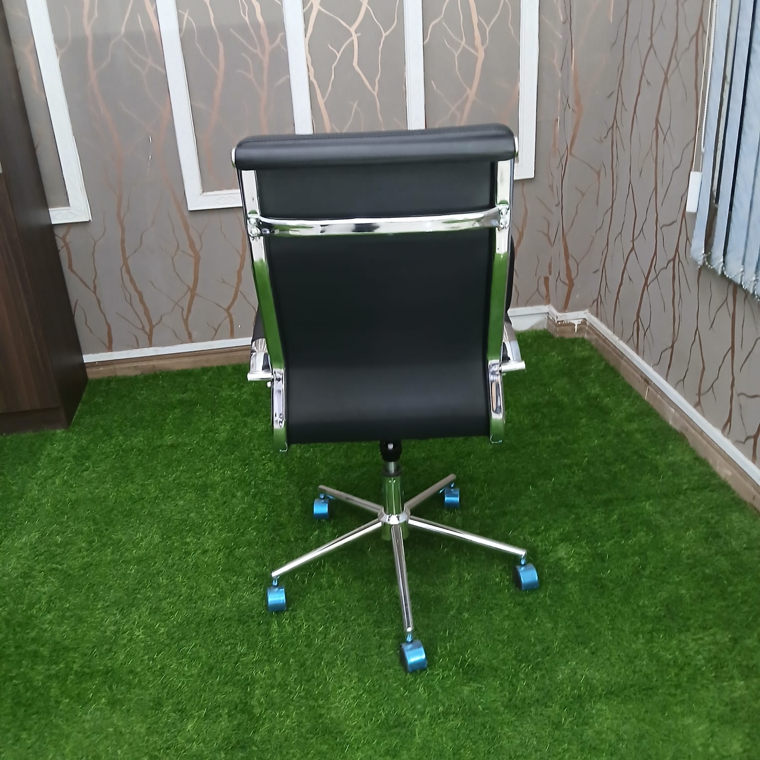 Executive office leather chair with ergonomic support Luxury leather office seat for managers and executives Comfortable swivel executive leather chair for workspaces Premium leather office chair for corporate offices and boardrooms