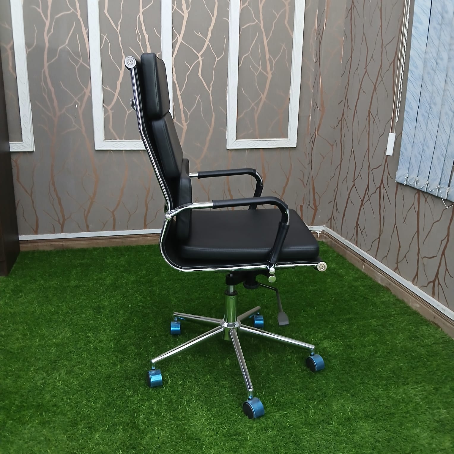 Executive office leather chair with ergonomic support Luxury leather office seat for managers and executives Comfortable swivel executive leather chair for workspaces Premium leather office chair for corporate offices and boardrooms